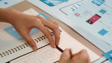 Mobil uygulama ya da web sitesi için kullanıcı arayüzü prototipi planlayan şirket çalışanlarının panorama videosu. UX UI tasarım beyin fırtınası kullanıcı dostu arayüz planı tasarlıyor. Sinerjik