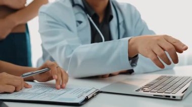 Hasta için hastane masasında çalışan ve tıbbi tedavi planlayanlardan oluşan profesyonel bir ekip. Takım çalışması başarılı hastalıklara ve hastalıklara yol açar. Ağır çekim. Katı.