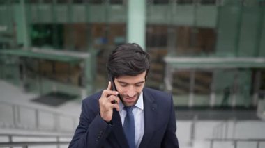 Kafkasyalı yetenekli bir proje yöneticisi. Bulanık geçmişiyle şehirde yürürken telefonla konuşuyor. Akıllı telefon kullanan yetenekli bir işadamı bulanık geçmişi olan bir proje yöneticisiyle konuşuyor. Sevinçli..