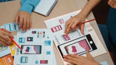 Mobil uygulama ya da web sitesi için kullanıcı arayüzü prototipi planlayan şirket çalışanlarının en iyi görünüm videosu. UX UI tasarımcı beyin fırtınası kullanıcı dostu arayüz planı. Sinerjik