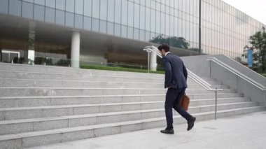 Başarılı bir iş adamı merdivenlerde yürürken satışların artmasını kutluyor. Proje yöneticisi veya lider başarılı bir projeyle, terfi almakla, iş bulmakla gurur duyuyor. Aşırı sevinç ve mutluluk. Sevinçli..