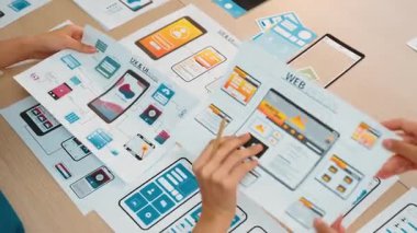 Mobil uygulama ya da web sitesi için kullanıcı arayüzü prototipi planlayan şirket çalışanlarının panorama videosu. UX UI tasarım beyin fırtınası kullanıcı dostu arayüz planı tasarlıyor. Sinerjik