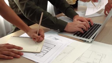 Modern ofiste doğruluk için mimari belge ya da plan ve ölçüm aracıyla birlikte dizüstü bilgisayarda mimari ayrıntılı planlama ve ölçüm projesine danışmanlık yapan mimar ve mühendis. - Yakın çekim. Tanımlama.