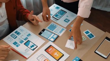 Mobil uygulama ya da web sitesi için kullanıcı arayüzü prototipi planlayan şirket çalışanlarının panorama videosu. UX UI tasarım beyin fırtınası kullanıcı dostu arayüz planı tasarlıyor. Sinerjik