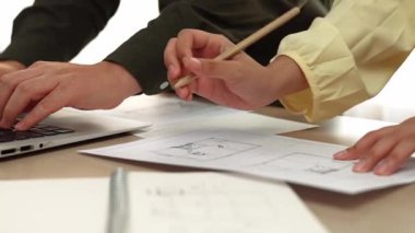 Mimari ve güvenlik mühendisi, modern ofiste doğruluk için mimari belge ve ölçüm aracına dizüstü bilgisayardaki inşaat ayrıntılı planlarını yazar. - Yakın çekim. Tanımlama.