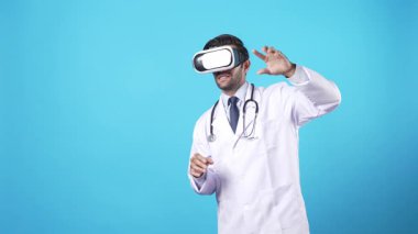 Tıbbi verileri açıklarken laboratuvar önlüğü ve video kayıt cihazı takan profesyonel bir doktor. Artırılmış gerçeklik teknolojisi kullanarak ve mavi arka planda durarak sağlık çalışanlarının semptomları. Aygıt.