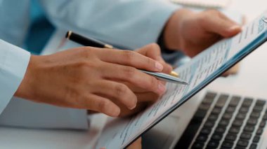 Hastane masasında birlikte çalışan ve tıbbi tedavi ya da sağlık hizmeti planlayan profesyonel bir grup. Takım çalışması başarılı hastalıklara ve hastalıklara yol açar. Ağır çekim. Katı.