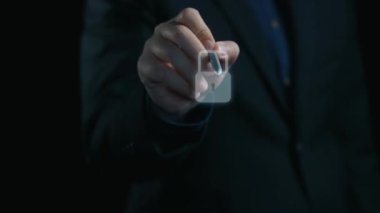 İş adamı siber güvenliğin özünü keşfeder. Siber koruma yöntemlerini, tehditleri derinlemesine araştır ve siber güvenlik duruşunu güçlendir. Siber güvenlik çağında UUID 'de gezinmek için gerekli