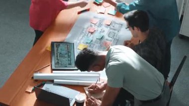 İnşaat mühendisi ekibinin inşaat planları için birlikte çalışması zaman aşımı. Mimar tasarımcının yürüme ve buluşmaya katılma görüntüsü tablete bakarken fikirden bahsederken. Sempozyum.