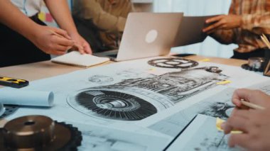 Modern bir ofis, sergi düzenleme mühendisleri detaylı teknik çizimler ve bir dizüstü bilgisayar üzerinde işbirliği yapıyorlar. Sahne takım çalışmasını, yaratıcılığı ve yeniliği ön plana çıkarıyor. SACTR