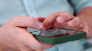 Orta yaşlı bir adam oturma odasındaki koltukta oturur telefon arama verilerini kullanır çocukları iyi bir yetişkin baba ya da eğlence olarak yetiştirir. İşadamı teknolojiyi kolaylık için kullanır. Uyumsuzluk.