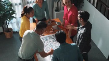 Profesyonel tasarımcının başarılı projeyi planlama ve proje planlama yeriyle toplantı masasında kutlamak için el ele tutuşmasının en üst görüşü. Tasarımcının el yığını oluşturma görüntüsü. Sempozyum.