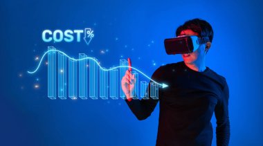 Sanal gerçeklik gözlüğü takan genç bir adam dijital maliyet azaltma grafiği ile etkileşime geçiyor, modern teknoloji ve yenilikçi iş analiz teknikleri sergiliyor. XDMCP