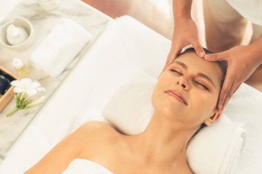 Panorama 'da kadınların stres önleyici kafa masajından ve lüks tatil beldesi veya otel spa salonundaki modern ışık ortamında yüz güzelliği eğlencelerini şımartmaktan hoşlandığı bir manzara var. Sessiz.