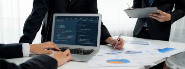 Uygulama ve program kodlaması için bilgisayar ekranında yazılım geliştirme programlama