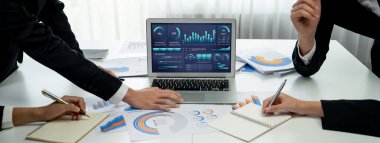 İş veri paneli, pazarlama stratejisi planlaması için iş zekası analizi sunar. Müşteri taleplerini analiz etmek ve iş dünyasının geleceğini önceden görmek için büyük veriler sunulur.