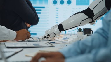 Gelişmiş teknolojinin veri analizi ve takım çalışması ile bütünleşmesini vurgulayan, bir ofiste birlikte çalışan robotları ve insanları gösteren dinamik bir sahne. Noogenesis