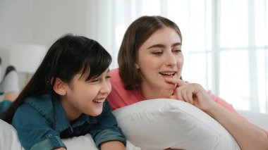 Çekici bir kız ve beyaz bir anne dizüstü bilgisayarda film izlerken kötü bir şekilde yatıyorlar. Mutlu aile yatmadan önce birlikte vakit geçirir. Ebeveyn ve tatlı kız birlikte oyun oynamaktan hoşlanırlar Pedagoji.