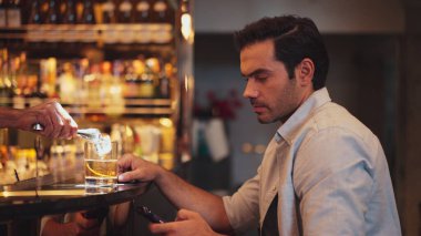 Akıllı adam, Cuma gecesi barda içki hazırlayan barmenle akıllı telefondan muhabbet ederken ya da eski moda arkadaşlarıyla kokteyl içerken. Vinosity.