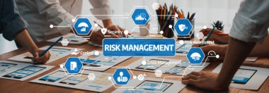 İş ortamlarında etkin kontrol ve değerlendirme için dijital araçlar ve takım çalışması içeren çeşitli risk yönetimi stratejilerinin ayrıntılı bir görsel temsili. Dostluk