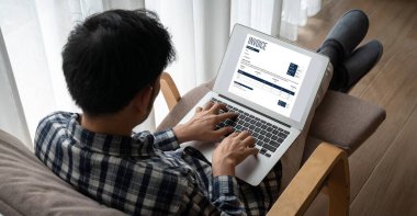 Muhasebe uygulamasından gelen fatura bilgisayar ekranında. Şirket işlerinin finans ve bütçesi için bilgisayar programı. Rahatça..