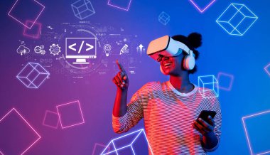 Sanal gerçeklik kulaklığı takan bir kadının renkli bir dijital ortamda akıllı telefonu tutarken heyecan verici bir şekilde kodlama kavramlarını ve teknolojiyi keşfettiği canlı bir sahne. XDMCP