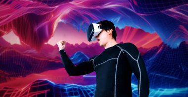 Yetenekli oyuncular video oyununda zaferi kutlarken mavi ve pembe soyut arka planda VR kulaklık takıyorlar. Siyahi vücutlu profesyonel bir adam ayakta durup kazanmayı kutluyor. Yaratıcılık.