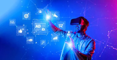Bir kişi, dijital reklamlar ve pazarlama kavramlarıyla etkileşime girerken sanal gerçeklik kulaklığı kullanıyor. Canlı, fütüristik bir gösteri teknolojisi ve bağlılık. XDMCP