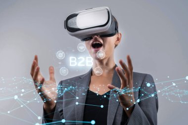 İş adamı B2B peyzajında geziniyor, iş-iş bağlantılarını geliştirmek için kullanım teknolojisi kullanıyor. B2B etkileşimlerini yeniden şekillendirir, iş-iş stratejilerinde yenilikleri teşvik eder. FaaS