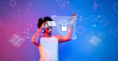 Sayısal Dünya 'da Siber Güvenlik İnovasyonlarını Keşfeden: Sanal Gerçeklik ve Veri Koruma Konsepti XDMCP ile İlgili Bir Kadın.