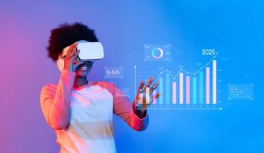 Bir profesyonel iş stratejilerini sanal gerçeklikle, büyüme ve finansal ölçümleri analiz ederek keşfeder. Bu resim, yönetimdeki yenilikleri ve gelecekteki projeksiyonları vurgular. XDMCP