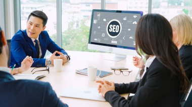 Model e-ticaret için SEO arama motoru optimizasyonu ve bilgisayar ekranında gösterilen çevrimiçi perakende işi
