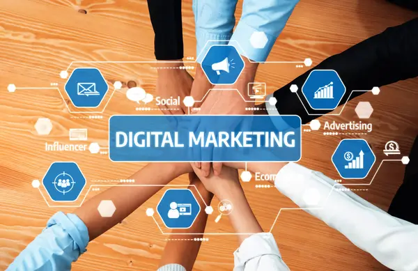 Sosyal medya ve dinamik projeler için reklam ikonları ile çevrili ahşap bir yüzey üzerinde işbirliği yapan çeşitli ellerin yer aldığı dijital pazarlama kavramlarının yaratıcı bir temsili. Dostluk