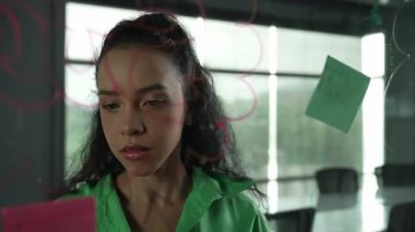 Genç İspanyol çalışanlar renkli yapışkan notlar yazıyorlar. Akıllı iş kadını pazarlama fikrini, beyin fırtınası stratejisini, iş planını paylaşıyor. Proje yöneticisi zihin haritası çiziyor. - Yakın çekim. Yönlendirici.