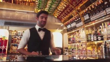 Akıllı barmen, lüks bir tezgahta arkadaşını beklerken limonlu cin kokteyli ikram ediyor. Barmen, canlı gece hayatı parti atmosferinde mükemmel hizmet veriyor. Vinosity.