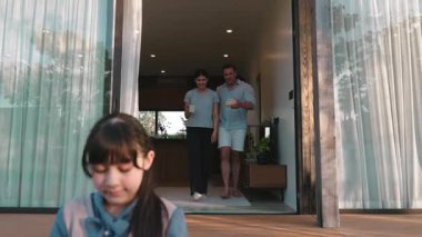 Şirin baba, anne ve kızı birlikte evin bahçesinde oturuyorlar. Ebeveynler, çevre farkındalığıyla ilgili genç nesli iletişim kurmak için açık hava aktivitelerini kullanırlar. Uyumsuzluk.