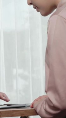 Profesyonel İnsan Kaynakları müdürüyle genç ve hevesli bir görüşme. Başvuru sahiplerini inceleyen işveren, iş görüşmesine hazırlanmak üzere işe devam ediyor.