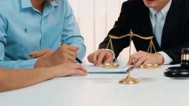 Avukat, hukuk bürosunda pazarlık yoluyla iş anlaşmazlığını çözmek için iki taraf arasında uzlaşma teklif ediyor. Yasal arabuluculuk ve çatışma çözme servisi. Ağır çekim. Katı.