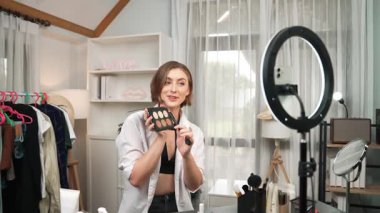 Kadın Etkilenen Vlog video görüntülerini canlı yayınlıyor Makyaj primi sosyal medya veya blog. Kozmetik stüdyosu ışıklandırmalı mutlu genç kız çevrimiçi pazarlama oturumu yayını için..