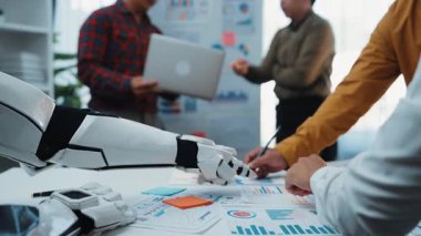 AI, iş arkadaşları arasında dinamik bir tartışmayı, pazarlama taktiklerini optimize etmeyi, araştırma netliğini ve ileriye dönük iş stratejilerini kolaylaştırmayı destekliyor. Noogenesis Yapay Zeka