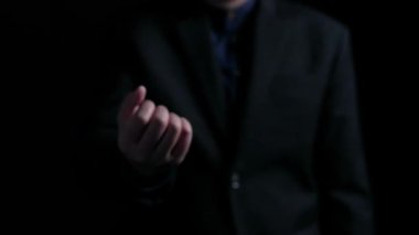 Dijital bir arayüz, modern iş temaları için profesyonel bir zemin oluşturan güvenlik ve teknolojiyi temsil eden simgelerle birlikte bir güncelleme ilerleme çubuğu sunuyor. Dörtgen