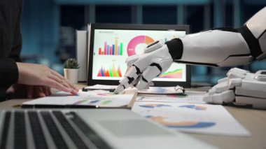 Örgütsel taktikleri şekillendirirken, bilgili bir danışman yapay zeka temelli analitikleri dinler, açık işbirliğini destekler ve ticari kapsamı geliştirmek için yenilikçi yollar geliştirir. Noogenesis Yapay Zeka