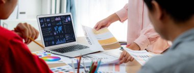 İş veri paneli, pazarlama stratejisi planlaması için iş zekası analizi sunar. Müşteri taleplerini analiz etmek ve iş dünyasının geleceğini önceden görmek için büyük veriler sunulur.