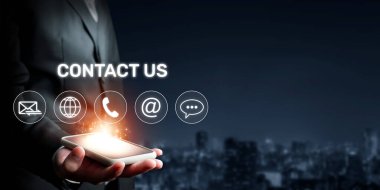 Bu resim müşteri hizmetleri için modern iletişim araçları sergiliyor, parlak simgeli akıllı bir telefon sunuyor, kullanıcıların ulaşabileceği kolay erişimleri vurguluyor. XDMCP