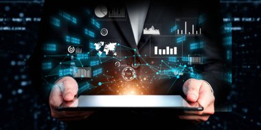 İş adamı, tahmin edilen büyük veri modellerinden gerçek zamanlı analizlere uzanan eğilimleri ve görüşleri ortaya çıkarmak için veri analizlerini derinlemesine inceleyerek, veri güdümlü kararların analitik endüstrileri nasıl ileri götürdüğünü öğrenir Faas