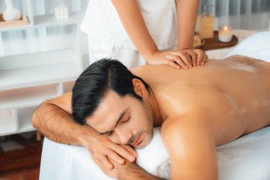 Kafkas erkek müşteri stres önleyici spa masajının keyfini çıkarıyor ve lüks otel veya oteldeki gündüz açık hava ortamında güzellik derisi eğlencesi ile şımartıyor. Sessiz.