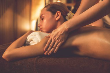 Kafkas çift müşterileri stres önleyici spa masajının keyfini çıkarıyorlar ve lüks otel veya otellerde sıcak mum ışığında güzellik derisi eğlenceleriyle şımartıyorlar. Sessiz.