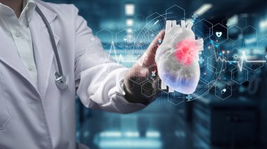 Doktorun ayakta dikilip arka planı bulanık bir şekilde laboratuvarda yüzen kalp hologramına işaret etmesine yakın durun. Tıbbi çalışanlar teknolojik yenilikçi kalp rahatsızlığını kontrol ediyor ve kullanıyor. İyileştirici.