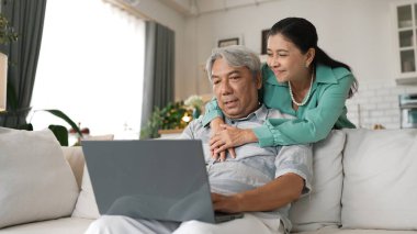 Büyükannem ona destek olurken kıdemli işadamı dizüstü bilgisayarda çalışıyor. Stresli yaşlı bir adam finansal tabloya bakıyor ya da yaşlı bir kadın ona sarılırken bilgisayardan sahte satış raporlarına bakıyor. Myrmidon.