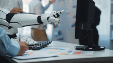 Çağdaş bir ofiste veri analizine yardımcı olan bir robot kol, iş yerinde verimliliği ve verimliliği artırmada teknolojinin rolünü vurgular. Noogenesis